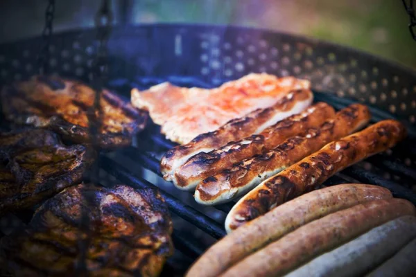 烤架上的香肠和肉 — 图库照片