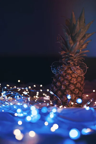 Ananas Mit Gläsern Mit Lichtern Dekoriert — Stockfoto