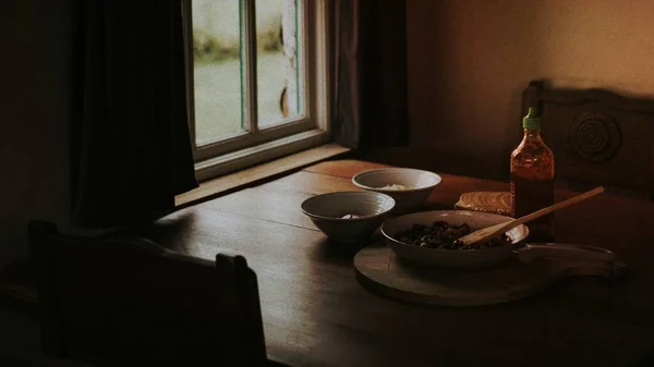 Pencerenin Yanındaki Karanlık Mutfakta Yemek — Stok fotoğraf