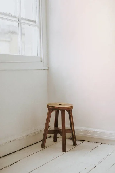 部屋の隅に木製のスツール — ストック写真