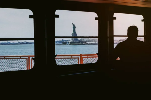 アメリカ ニューヨークのフェリーに乗った男 — ストック写真