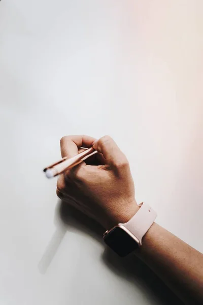 Vrouw Draagt Een Smartwatch Schrijven Een Papier — Stockfoto