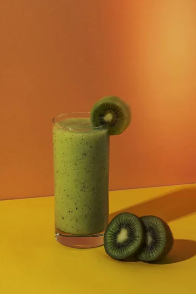 Fresh Healthy Kiwi Smoothie Drink — 图库照片
