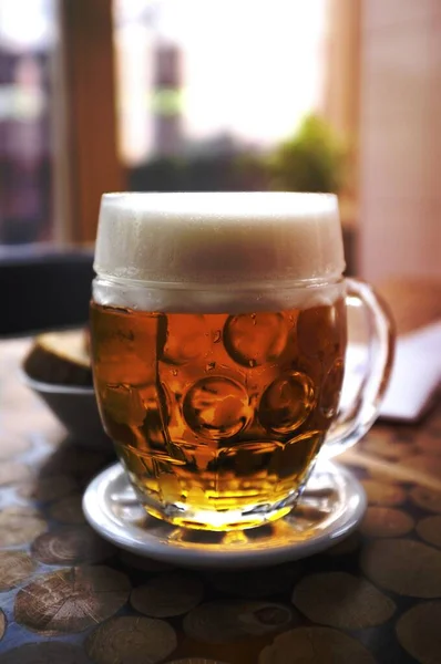 食事の前のビールのガラス — ストック写真