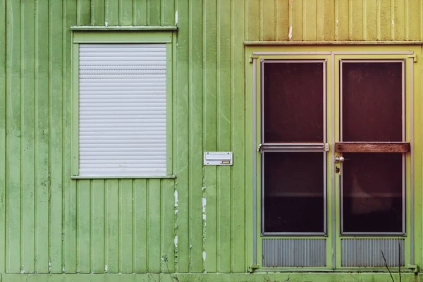 窓シャッター付きの緑の建物 — ストック写真