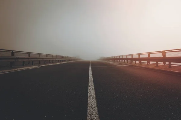 Дорога Утреннем Тумане — стоковое фото
