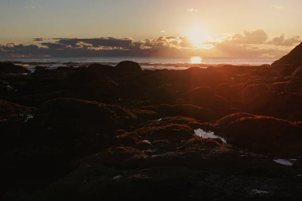 Strand Zonsondergang Achtergrond Met Zee Rotsen Natuur Fotografie — Stockfoto