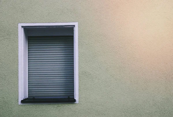 ブラインドを閉めた家の窓 — ストック写真
