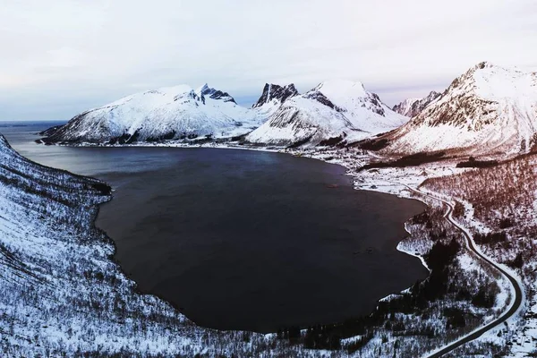 Drone Tiro Montanhas Nevadas Noruega Recortado Com Fiordes — Fotografia de Stock
