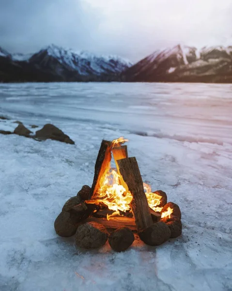 凍った湖の上の焚き火 — ストック写真