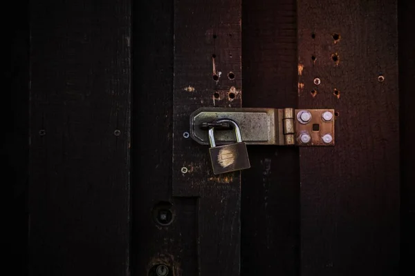 Κλείσιμο Λουκέτου Ξύλινη Πόρτα — Φωτογραφία Αρχείου