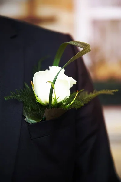 Brudgummen Bär Boutonniere Sin Bröllopsdag — Stockfoto
