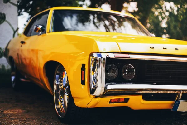 Fechar Carro Americano Amarelo Vintage — Fotografia de Stock