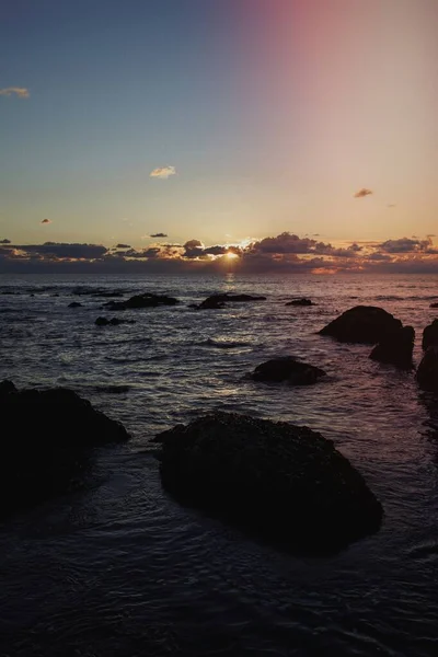 Avondstrand Achtergrond Met Zee Rotsen — Stockfoto