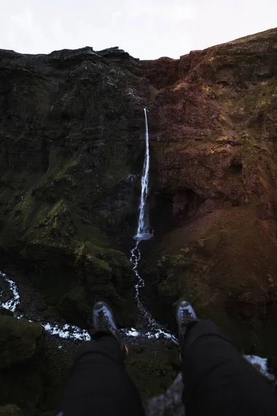 Beinpaar Mit Blick Auf Einen Wasserfall — Stockfoto