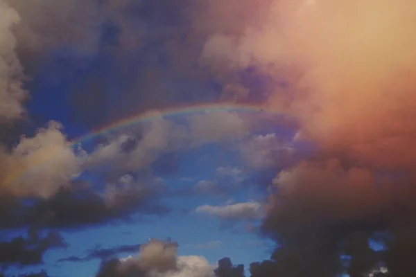 蓝天背景下美丽的彩虹 — 图库照片