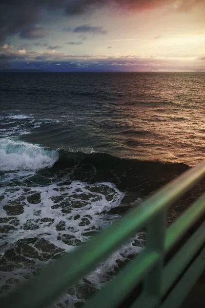 Bulutlu Gökyüzünün Altında Iskelesi Okyanusu Olan Deniz Manzarası — Stok fotoğraf