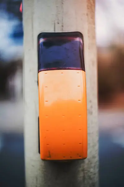 Botão Travessia Pedestre Amarelo — Fotografia de Stock