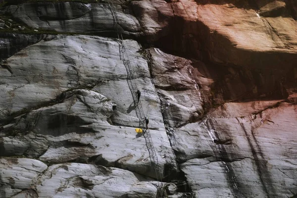 몽블랑 산괴를 오르는 등산객들 — 스톡 사진
