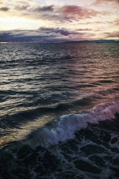 Bulutlu Gökyüzü Fotoğrafçılığının Altında Denizin Yer Aldığı Doğa Arkaplanı — Stok fotoğraf