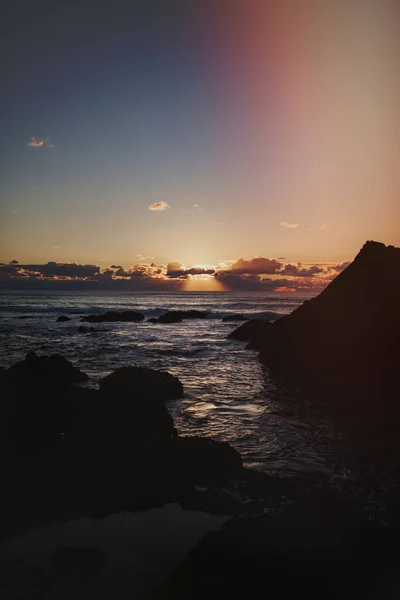 Večerní Pláž Pozadí Mořskými Skalami — Stock fotografie