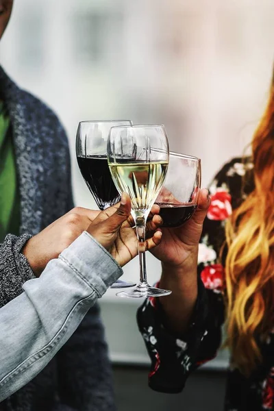 Amigos Brindar Com Vinho Desfrutar Fim Semana — Fotografia de Stock