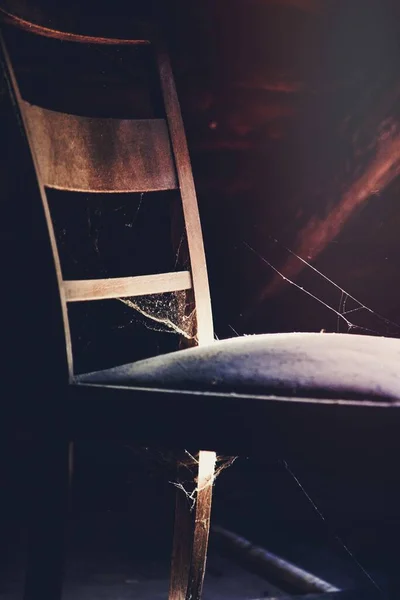 Tavan Arasındaki Eski Sandalye — Stok fotoğraf