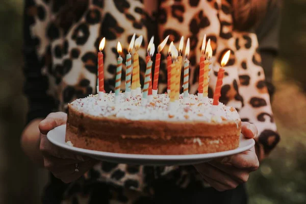 Donna Che Porta Una Torta Compleanno Alla Sua Amica Compleanno — Foto Stock