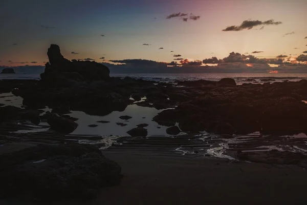 Вечерний Пляжный Фон Пейзажем Морских Скал — стоковое фото
