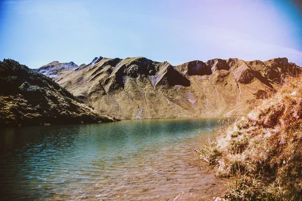 高山间美丽的湖水 — 图库照片
