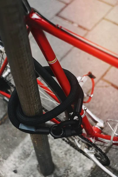 Красный Велосипед Привязанный Столбу — стоковое фото