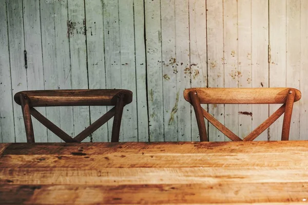 木製のテーブルと椅子でカンチャナブリー — ストック写真