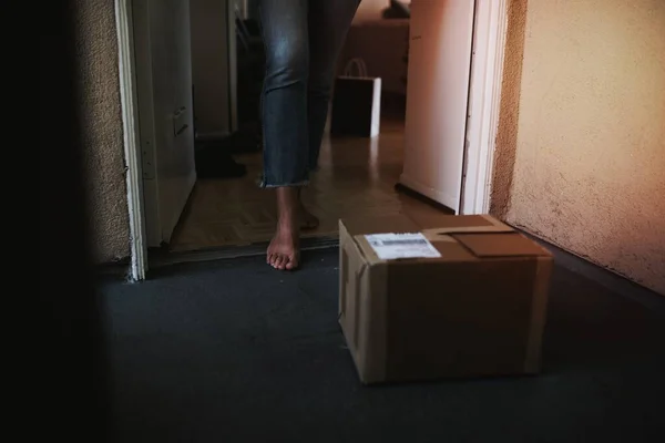 Vrouw Krijgt Haar Pakket Van Voordeur Tijdens Coronavirus Pandemie — Stockfoto