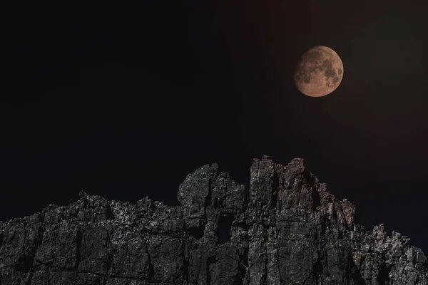 Місяць Над Міцною Гірською Скелею — стокове фото
