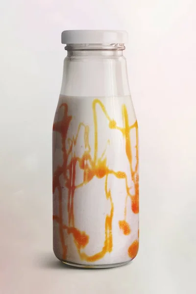 玻璃瓶里的焦糖冰沙 — 图库照片