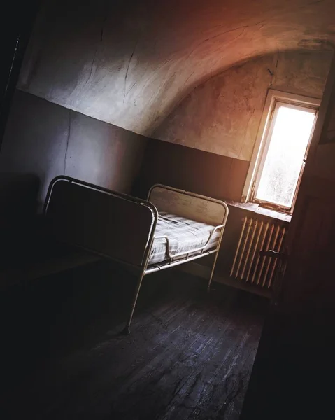 Gespenstisch Verlassenes Zimmer Mit Einem Einzelbett — Stockfoto