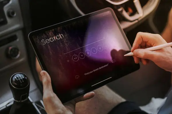 Tangan Memegang Pena Stylus Mencari Tablet Dalam Mobil — Stok Foto
