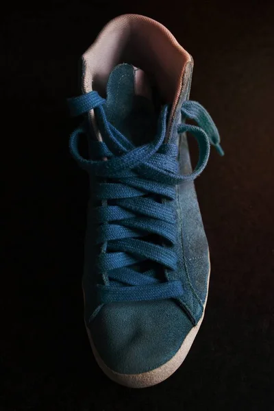 Klasik Mavi Bir Spor Ayakkabı — Stok fotoğraf