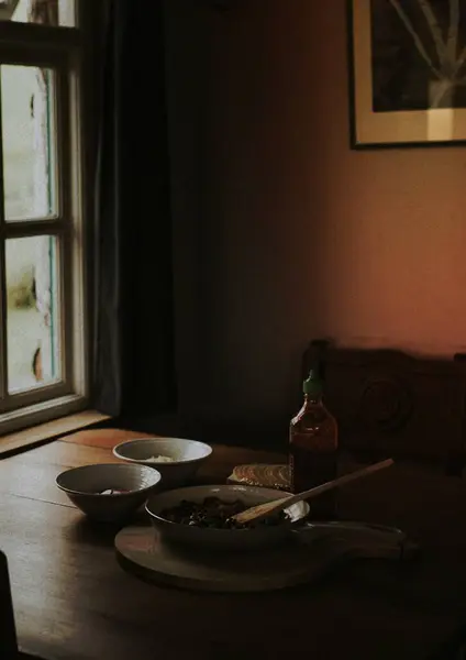 Måltider Det Mörka Köket Vid Fönstret — Stockfoto