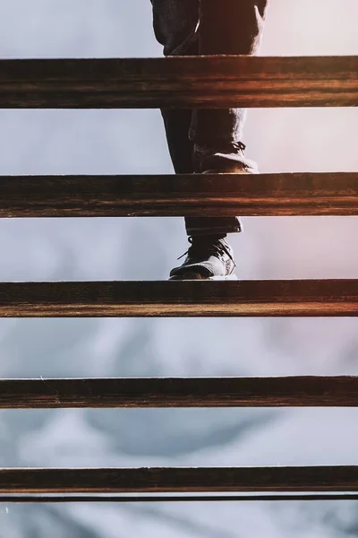 Ember Sétál Fel Lépcsőn Stock Kép