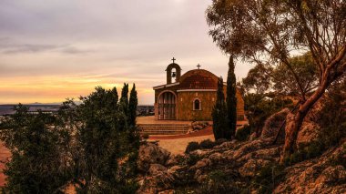 Ormanın Yakınındaki Kahverengi Katedral