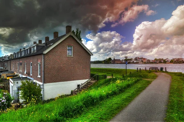 Bruin Huis Buurt Van Waterlichaam — Stockfoto