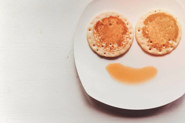Πρωινό Φαγητό Τηγανίτες Σιρόπι Σφενδάμου Χαμογελαστό Πρόσωπο Πρωί Πιάτο — Φωτογραφία Αρχείου