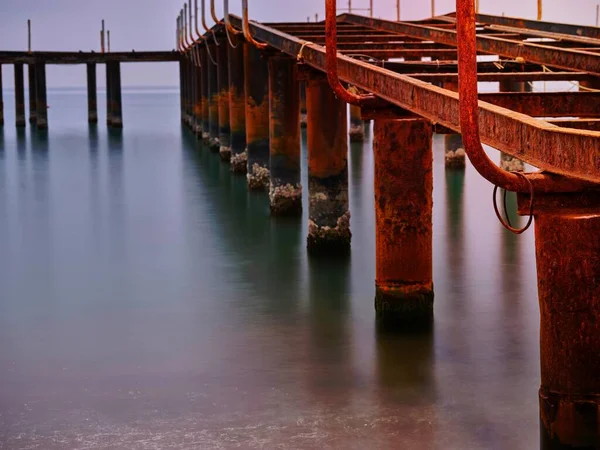 Старый Пирс Пляже Длительное Воздействие Морских Волн — стоковое фото