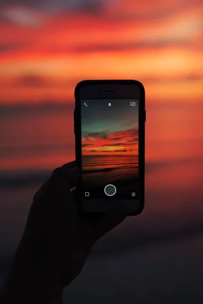 Человек Держащий Айфон Фотографирующий Океан Фоне Заката — стоковое фото
