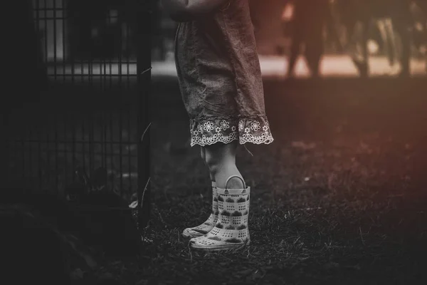 Monochrome Fotografie Von Kindern Mit Stiefeln — Stockfoto