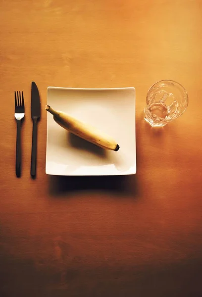 Masa Muz Meyve Tatlı Yemek Tabak Çatal Bıçak Çatal Restoran — Stok fotoğraf