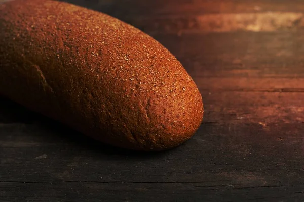 Pão Preto Tradicional Recém Assado Uma Mesa Madeira Pão Grosso — Fotografia de Stock