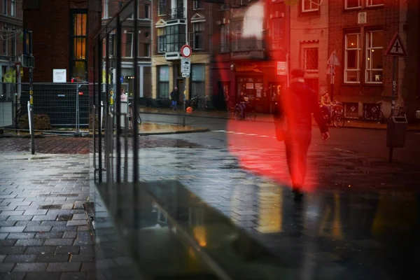 Людина Ходить Дорозі Відображається Скляному Вікні — стокове фото