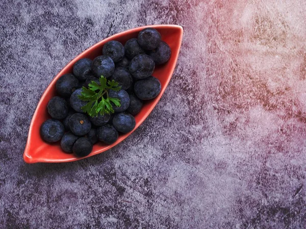 Top View Fresh Blueberries Leaves Shaped Red Plate Dark Grey — 스톡 사진